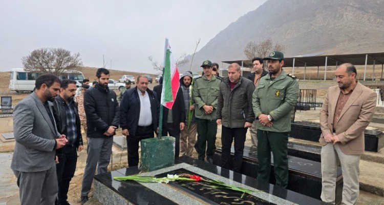 گل افشانی و غبارروبی مزار مطهر شهدا در صحنه