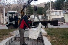 شروع عملیات جای‌گذاری نیمکت‌های سنگی در پارک ها