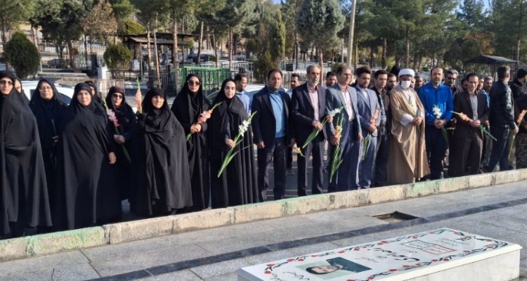 برگزاری آیین غبارروبی و عطرافشانی گلزار شهدا به مناسبت هفته بسیج