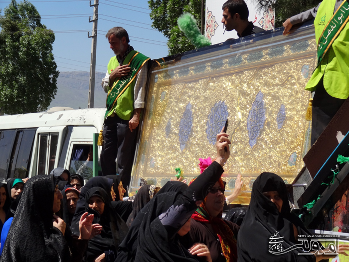 استقبال پرشور مردم نقاط مختلف شهر صحنه از درب ضریح حضرت ابوالفضل (ع) استقبال پرشور مردم نقاط مختلف شهر صحنه از درب ضریح حضرت ابوالفضل (ع)