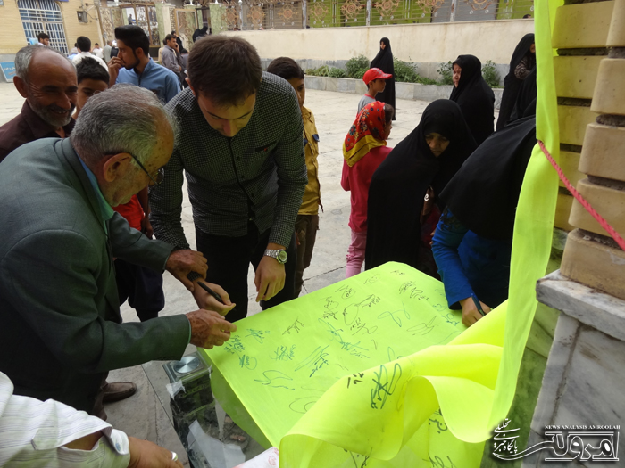 نماز گزاران صحنه ای پای گزاره برگ ملت ایران را امضاء کردند + تصویر