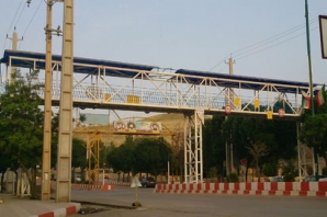 تنها پل عابر پیاده جوانرود "عابر" ندارد/ خیابان هایی که برای مردم خطرساز شده اند