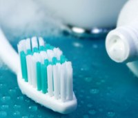 اشتباهات رایج هنگام مسواک زدن 