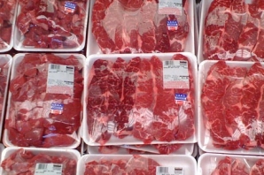 قصابهای کنگاوری به بهانه ارزانی گوشت اعتصاب کردند/ فرماندار: پروانه کسب اجحاف کنندگان به حقوق مردم را باطل می کنیم