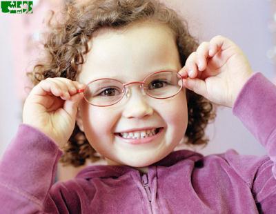  نشانه‌های آستیگمات بودن چشم کودک 