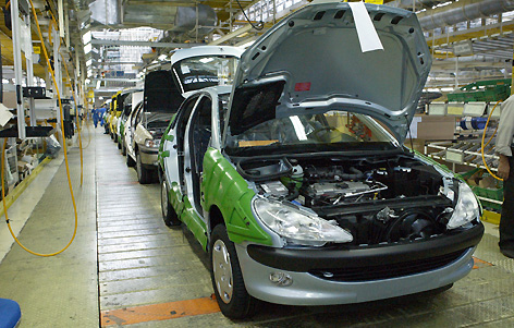 اصرار خودروسازان به تقابل با مردم جای تعجب دارد