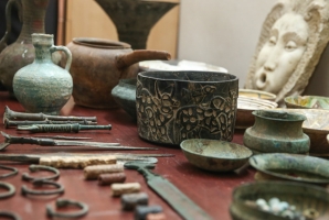 	سوداگر عتیقه دستگیر شد/ کشف لوح میخی و سکه های اشکانی 