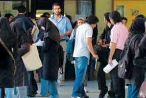 لشکری از جوانان عزب پشت دیواری از مشکلات/ وقتی حلقه ازدواج تنگ تر می شود لشکری از جوانان عزب پشت دیواری از مشکلات/ وقتی حلقه ازدواج تنگ تر می شود