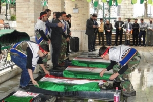 	غبار روبی مزار شهدای دانش آموز کرمانشاه به مناسبت هفته بسیج 