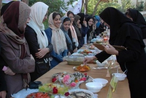 	جشنواره غذای سنتی و سالم در روستای «چشمه کبود» هرسین برگزار شد 