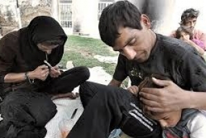 	زندگی‌هایی که در یک چشم بر هم زدن دود می‌شوند/ ویرانی بنیان خانواده‌ها در پی اعتیاد 