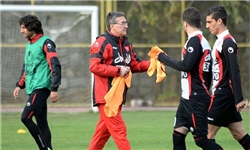 گیر برانکو به برخی بازیکنان/ یک مربی جوان در درفشیفر حاضر شد گیر برانکو به برخی بازیکنان/ یک مربی جوان در درفشیفر حاضر شد