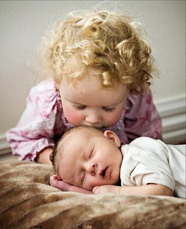  فواید بوسیدن کودکان 