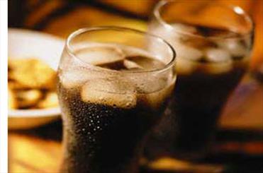 مصرف نوشابه های انرژی زا ضربان قلب را نامنظم می کند مصرف نوشابه های انرژی زا ضربان قلب را نامنظم می کند