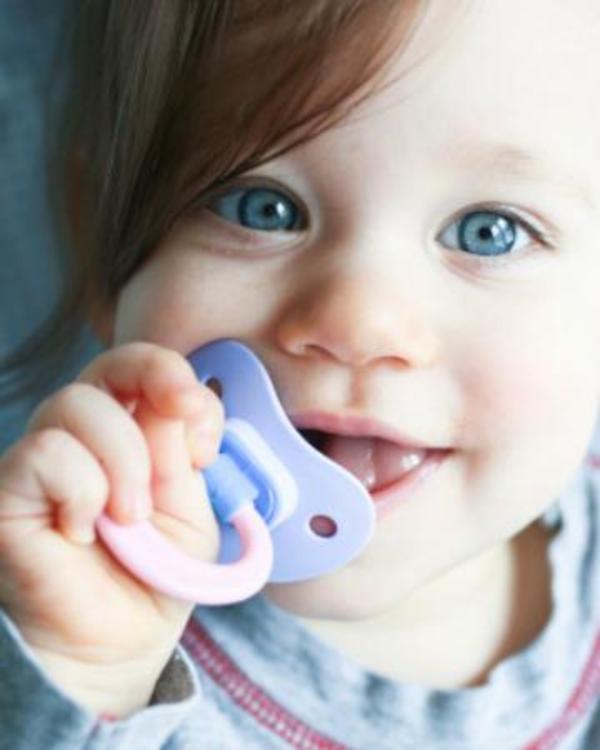  نوازش کردن یکی از راههای تقویت هوش کودک 