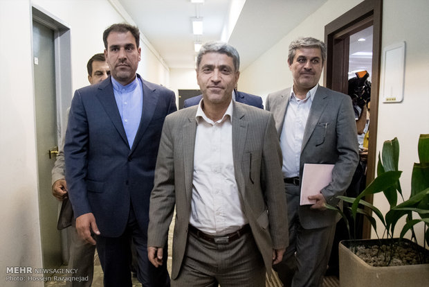 فشارهایی که طیبنیا را وادار به تهدید کرد/پای چندوزیر درمیان است! فشارهایی که طیبنیا را وادار به تهدید کرد/پای چندوزیر درمیان است!