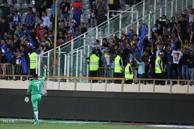 سقوط یک هوادار از بالای سکوها بعد از باخت استقلال سقوط یک هوادار از بالای سکوها بعد از باخت استقلال