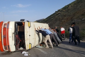  واژگونی یک دستگاه مینی بوس در گیلانغرب حادثه آفرید 
