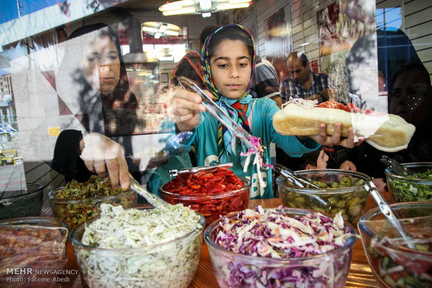 ایرانی ها ۱۱ هزار میلیارد تومان فست فود می خورند ایرانی ها ۱۱ هزار میلیارد تومان فست فود می خورند