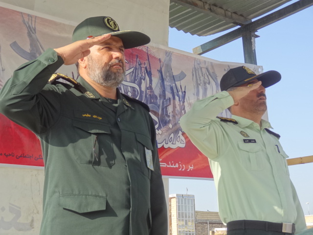 	مراسم صبحگاه مشترک نیروهای نظامی و انتظامی در صحنه برگزار شد 