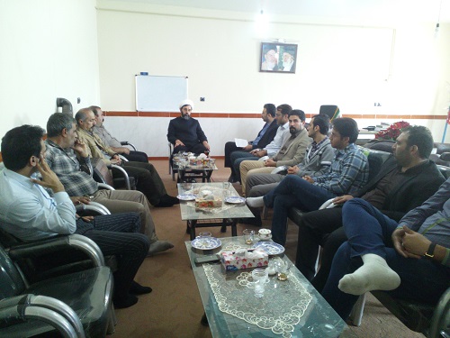 کارمندان اداره دامپزشکی شهرستان صحنه با امام جمعه دیدار کردند