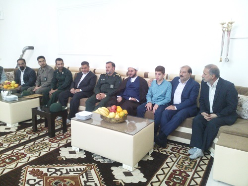 طی مراسمی از دانش آموز صحنه ای نابغه شنای کشور تجلیل شد 