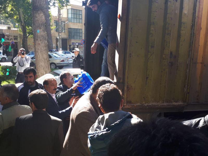 کمک های مردمی شهرستان صحنه به زلزله زدگان سرپلذهاب به شور خاصی در حال انجام است کمک های مردمی شهرستان صحنه به زلزله زدگان سرپلذهاب به شور خاصی در حال انجام است
