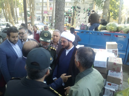 جمعی از مسئولین از پایگاه های جمع آوری کمک های مردمی شهرستان صحنه بازدید کردند