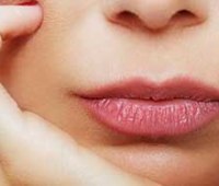  ۶ درمان طبیعی برای لبهای خشک و ترک خورده 