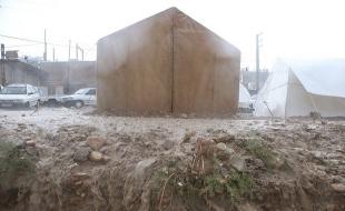 دردسرهای باران در مناطق زلزله زده/ کانکسهایی که نرسیدند دردسرهای باران در مناطق زلزله زده/ کانکسهایی که نرسیدند