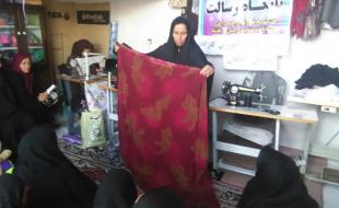 هنر آفرینی بانوهای روستایی با چهل تکه دوزی / اقتصاد مقاومتی در کارگاه خیاطی تحقق یافت هنر آفرینی بانوهای روستایی با چهل تکه دوزی / اقتصاد مقاومتی در کارگاه خیاطی تحقق یافت