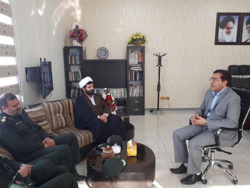 فرماندهی و جمعی از پایوران سپاه ناحیه شهرستان صحنه با شهردار صحنه دیدارکردند فرماندهی و جمعی از پایوران سپاه ناحیه شهرستان صحنه با شهردار صحنه دیدارکردند