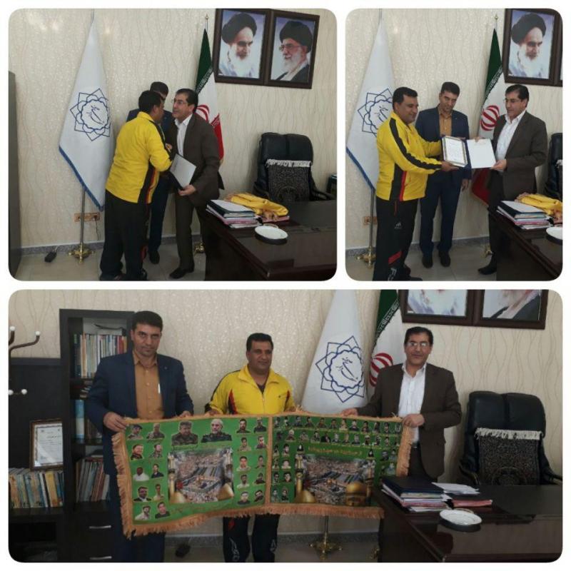 تقدیر از دوچرخه سواری که برای زنده نگه داشتن یاد و خاطره شهدا و فرهنگ شهادت رکاب میزند