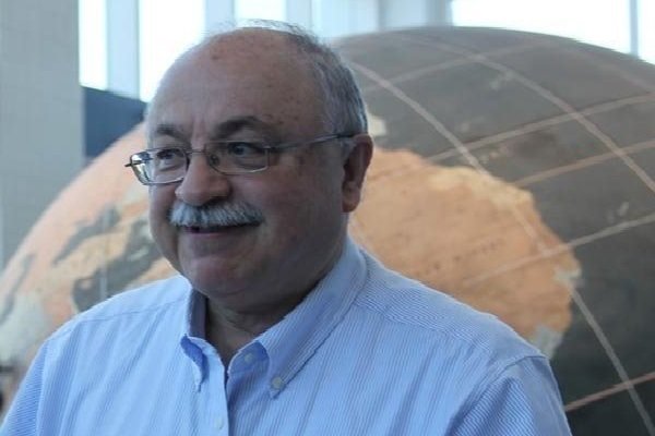 ترامپ در حال «بازی بزدل» با ایران است/ اروپا دنبال «کیک» خود است ترامپ در حال «بازی بزدل» با ایران است/ اروپا دنبال «کیک» خود است