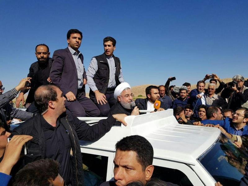 سرپل ذهاب؛ بدون توقف/ از خشکشویی همراه روحانی تا سخنرانی سانروفی در مسکن مهر