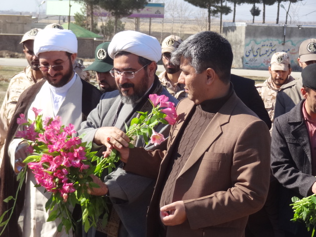 مزار شهدای روستای گاوکل علیا غبار روبی و عطر افشانی شد 