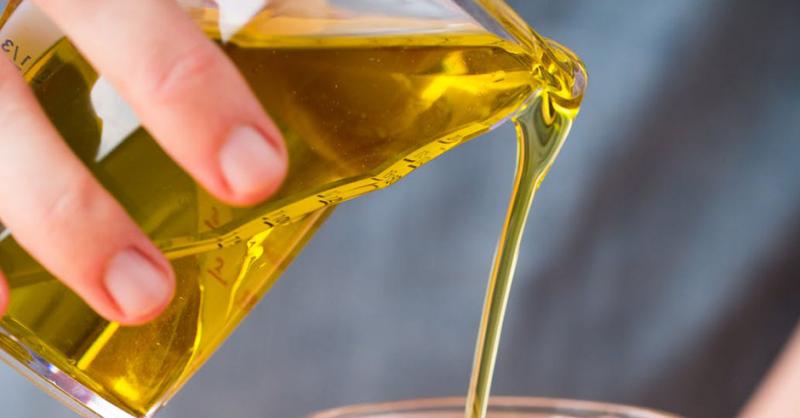 با کمک روغن زیتون آشپزخانهتان را تمیز کنید با کمک روغن زیتون آشپزخانهتان را تمیز کنید