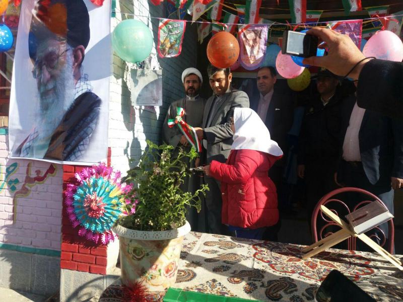 زنگ انقلاب با حضور بخشدار مرکزی صحنه در روستای درکه نواخته شد + تصویر 