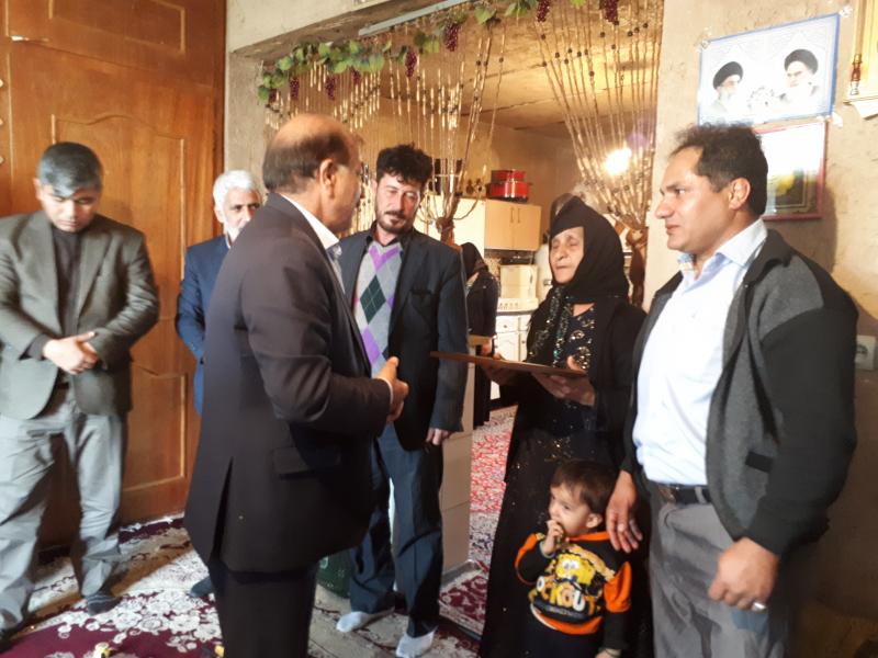 سرکشی از خانواده شهیدان داریوش نامداری و مهرداد کرمی انجام شد سرکشی از خانواده شهیدان داریوش نامداری و مهرداد کرمی انجام شد