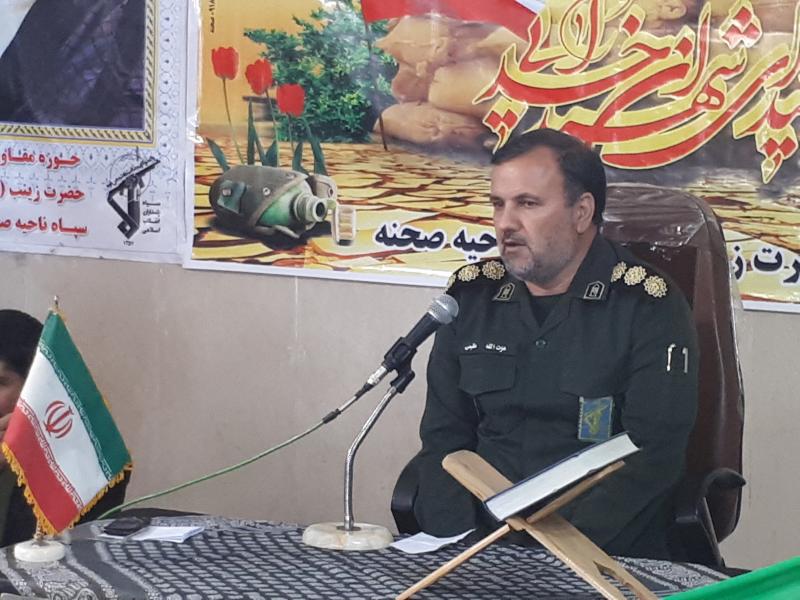 شهدا با اهداء جان خود این انقلاب را به ما سپردند 