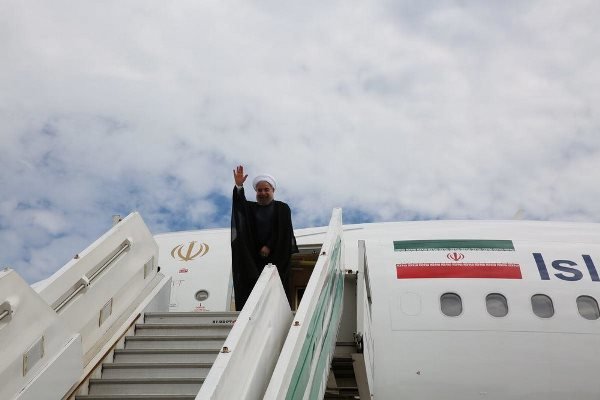 روحانی در صدر هیئت سیاسی و اقتصادی ایران را به مقصد هند ترک کرد روحانی در صدر هیئت سیاسی و اقتصادی ایران را به مقصد هند ترک کرد