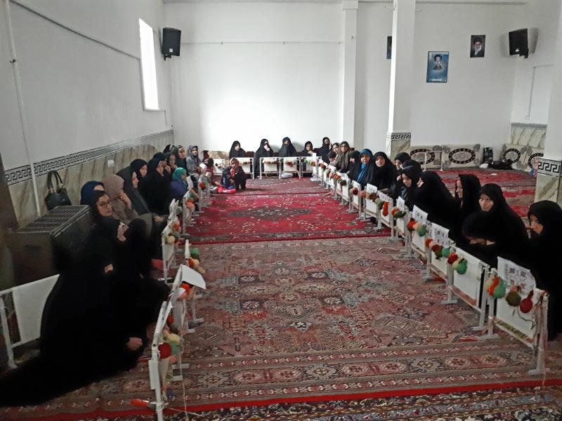 جمعی از مسئولین شهرستان صحنه از کارگاه قالیبافی روستای بیدسرخ بازدید کردند جمعی از مسئولین شهرستان صحنه از کارگاه قالیبافی روستای بیدسرخ بازدید کردند