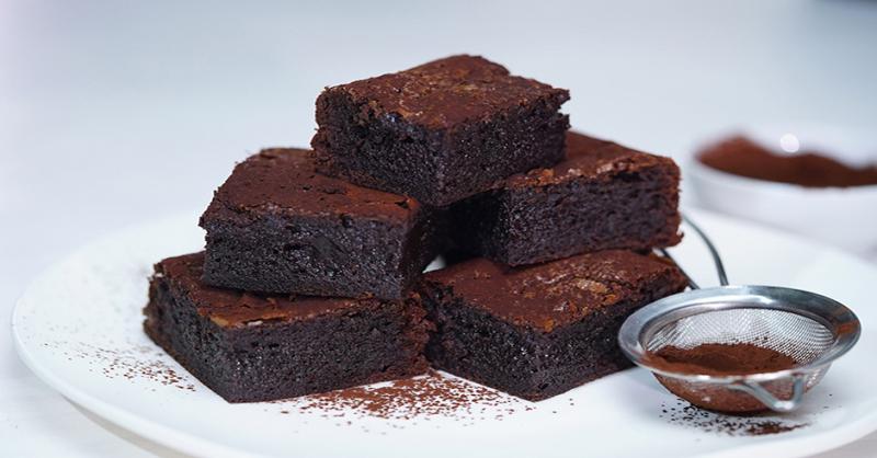 طرز تهیه براونی شکلاتی با شکلات سکه ای شیری سوربن طرز تهیه براونی شکلاتی با شکلات سکه ای شیری سوربن