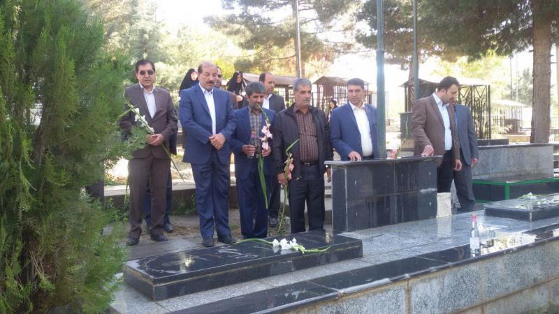 مزار شهدای شهرستان صحنه غبار روبی و عطر افشانی شد 