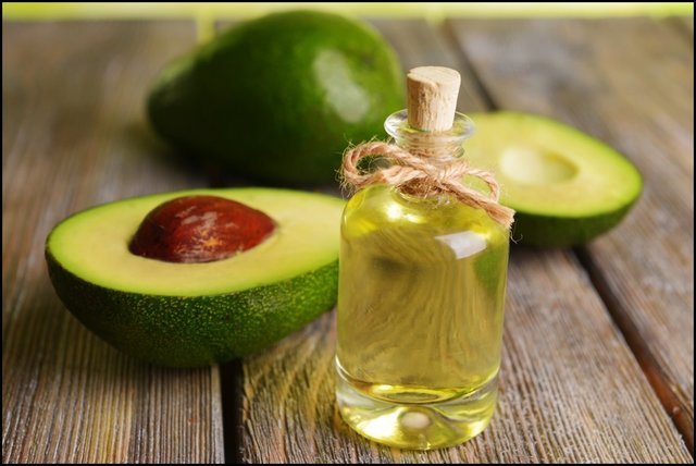  تقویت موها با روغن آووکادو