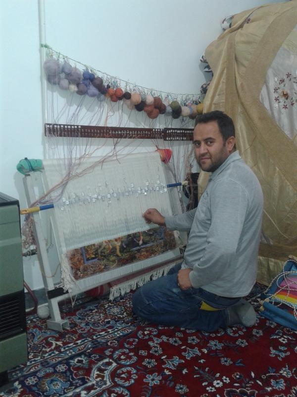 گفتگوی ویژه با یک ستاره اقتصاد مقاومتی در صحنه / فرزاد رضایی : در سال سه تابلو فرش می بافم