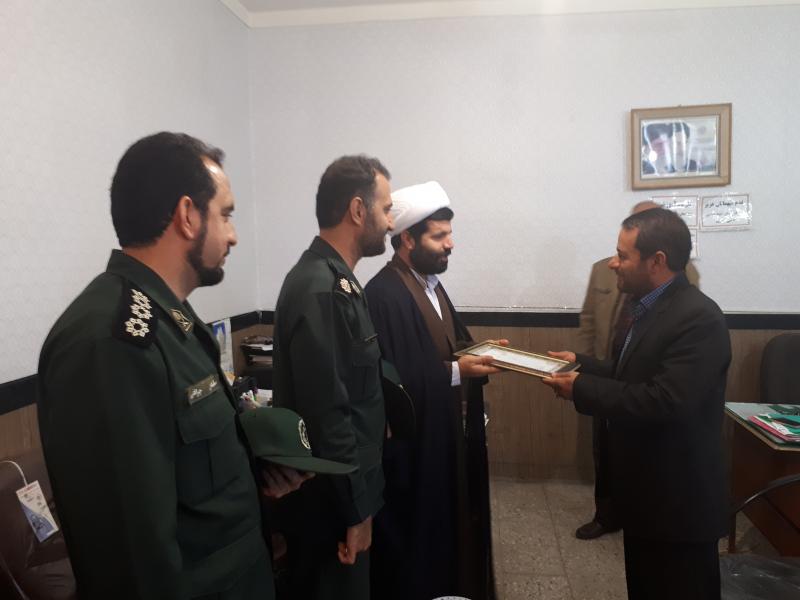 جمعی از پایوران سپاه شهرستان صحنه از مدارس سطح شهر سرکشی نمودند