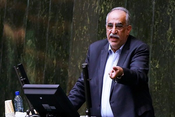 طرح «استیضاح وزیر اقتصاد» با ۹۰ امضا تقدیم هیات رئیسه شد 