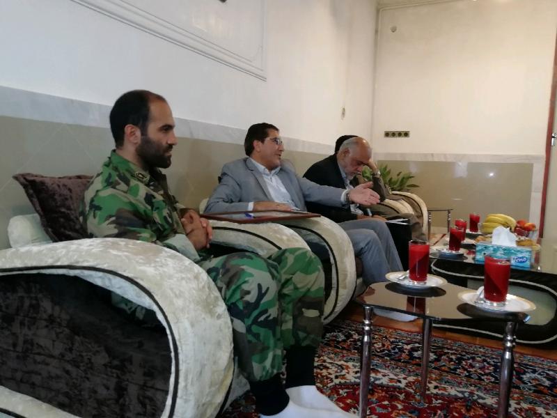 جمعی از مسولین شهرستان صحنه با خانواده شهید غلامرضا طمری دیدار کردند