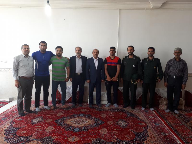 جمعی از مسئولین شهرستان صحنه با بسیجی امیر حسین زمانی دیدار کردند جمعی از مسئولین شهرستان صحنه با بسیجی امیر حسین زمانی دیدار کردند